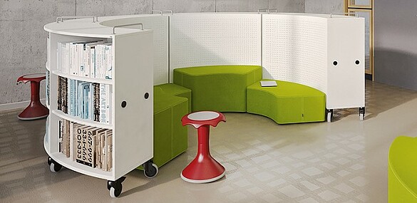 Polsterm&ouml;bel und B&uuml;cherregal