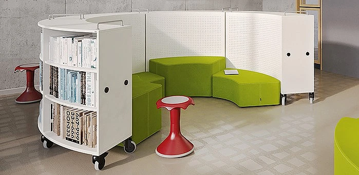 Polsterm&ouml;bel und B&uuml;cherregal